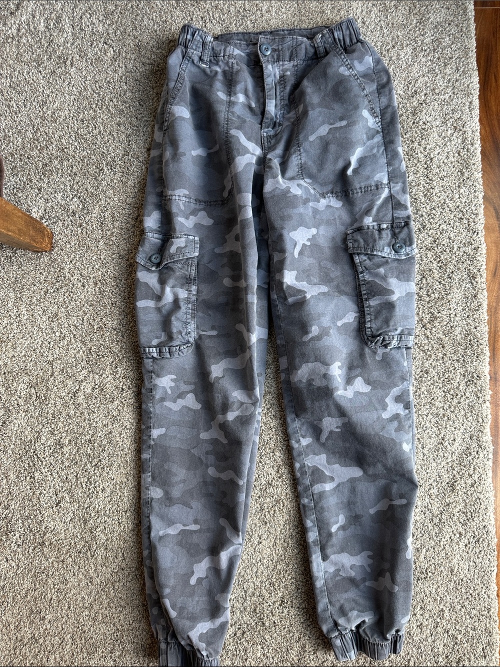 American Eagle Outfitters Gray Camo Cargo Joggers